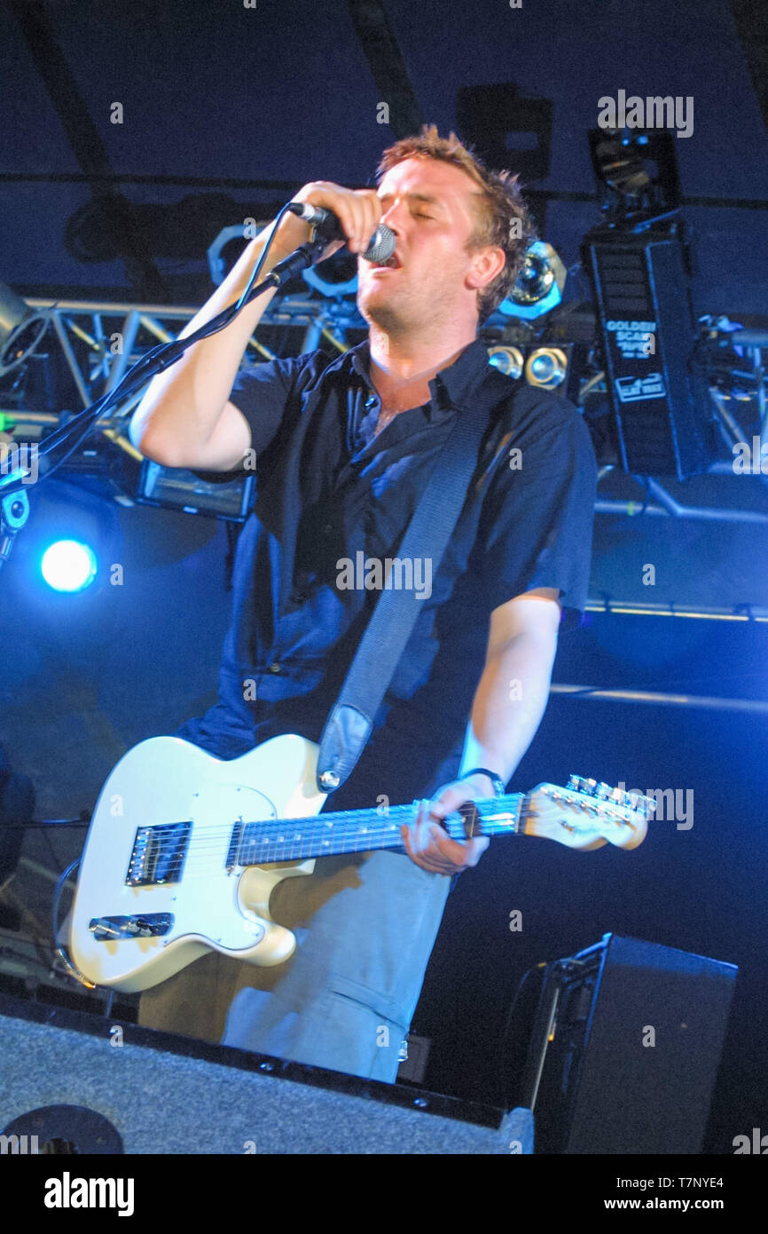 Guy Garvey Sängerin in der britischen Band Winkelstück am Reading Festival 2001, Reading, England, Vereinigtes Königreich. Stockfoto