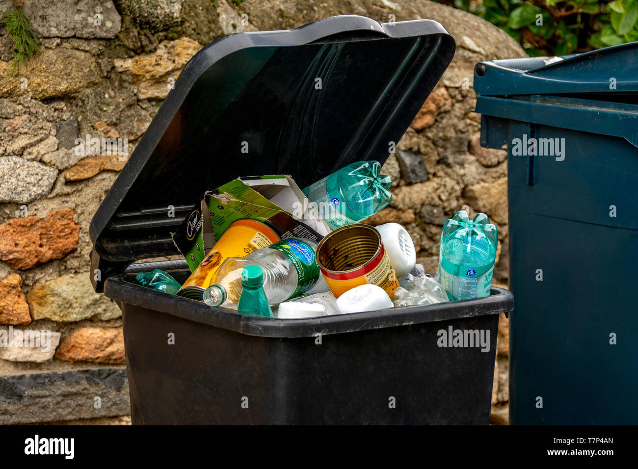 Abfallbehälter voll//Frankreich. Volle Mülleimer Stockfoto