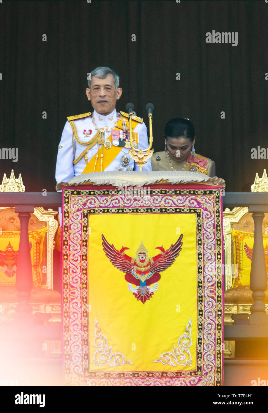 Thailand. 06 Mai, 2019. Thailand's neu gekrönte König Maha Vajiralongkorn und Königin Suthida sind auf dem Balkon von Suddhaisavarya Prasad Halle auf dem Großen Palast, in dem König ein öffentliches Publikum gewährt die guten Wünsche des Menschen Quelle: Seksan Roj/Pacific Press/Alamy Live News gesehen Stockfoto