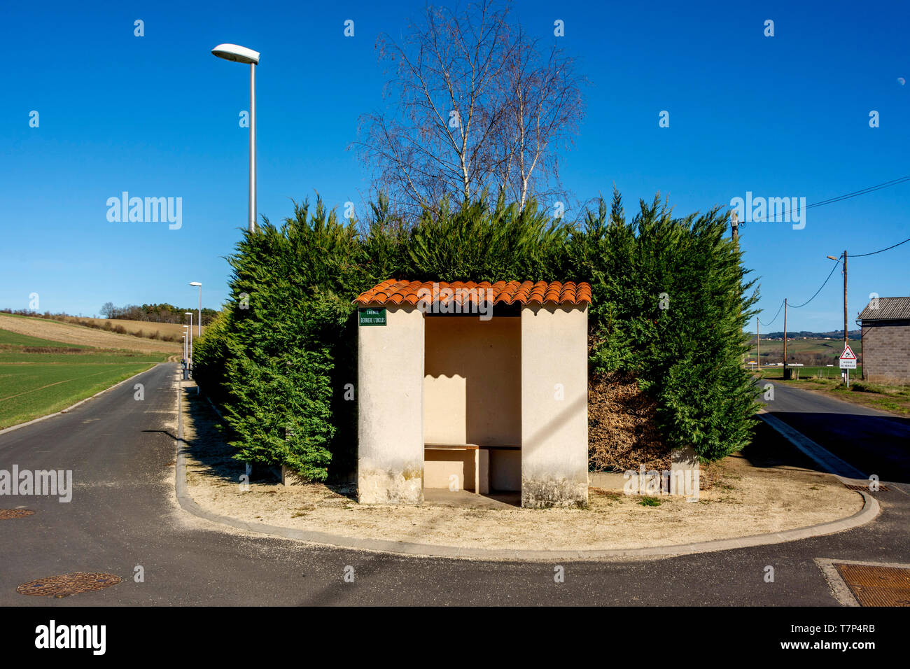Bushaltestelle in der Landschaft. Frankreich. Stockfoto