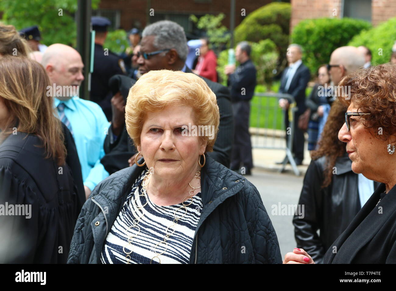 Queens, New York, USA. 07 Mai, 2019. Bestattungen wurden für Queens County der dienstälteste Bezirksstaatsanwalt, Richard Brown, der nach einer langen Zeit der körperlichen Niedergang infolge der Parkinsonschen Krankheit gestorben. Nach einer Versammlung in den Strafgerichten Gebäude auf dem Queens Boulevard, eine Prozession führte zu der Reform Tempel des Forest Hills, wo Berühmtheiten aus der ganzen New York Gegend kam, um Abschied zu nehmen. Credit: Andy Katz/Pacific Press/Alamy leben Nachrichten Stockfoto