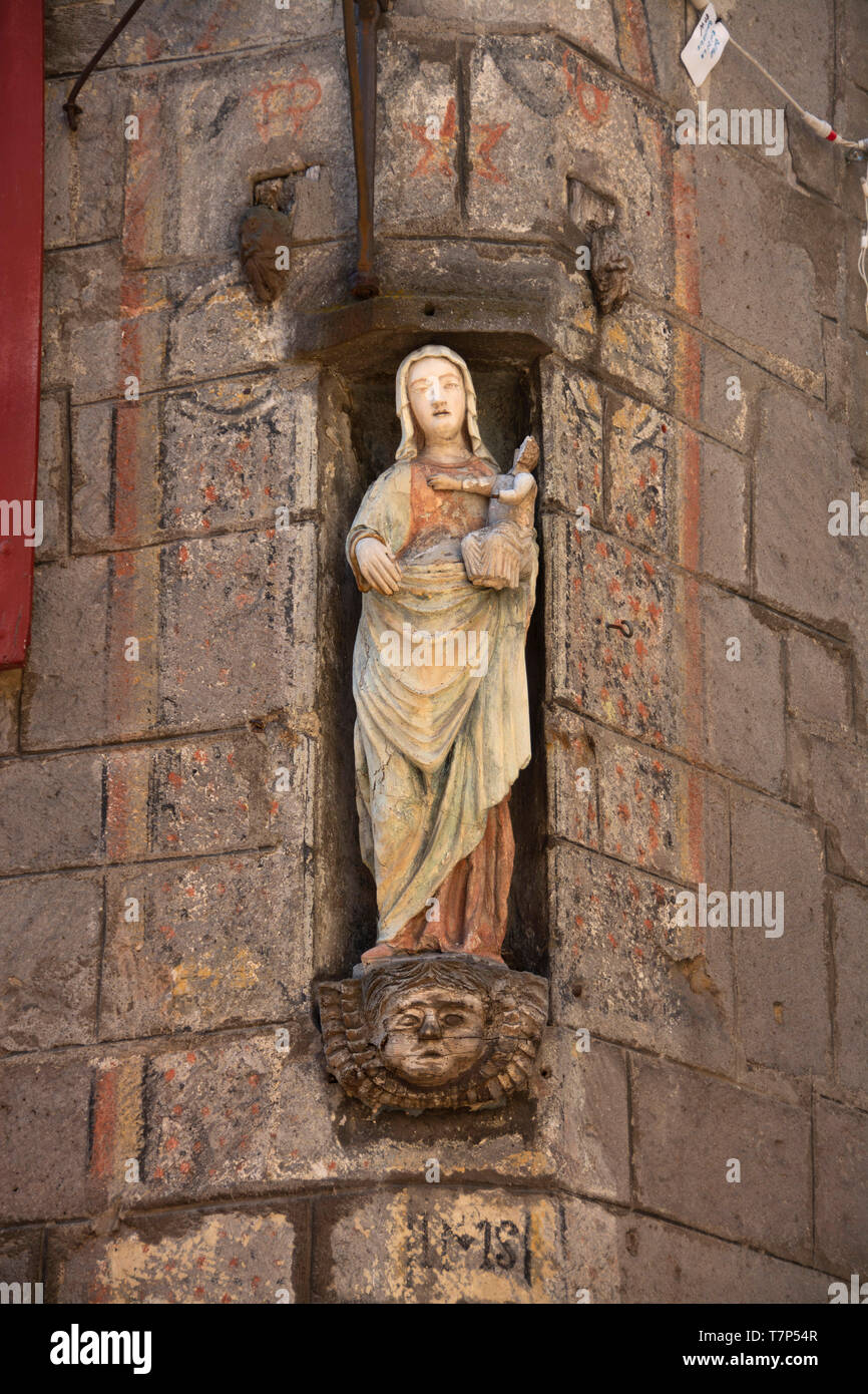 Religiöse Stein geschnitzte Statue der Jungfrau Maria, der mittelalterlichen Stadt Besse et Saint Saint-anastaise Dorf, Puy-de-Dome Abteilung, Auvergne, Frankreich Stockfoto