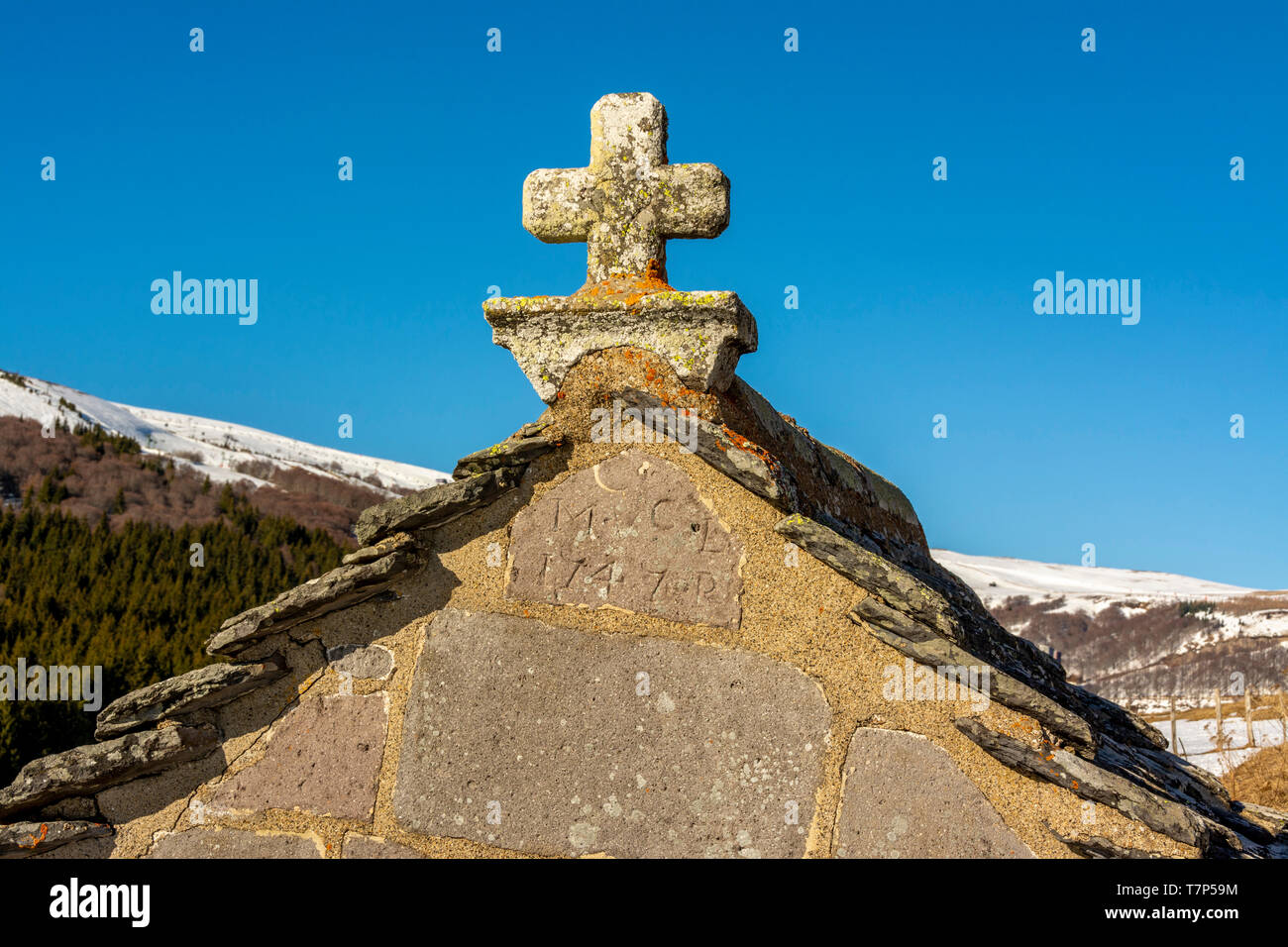 Giebel der Kapelle von einem steinernen Kreuz überragt. Der Auvergne. Frankreich. Stockfoto