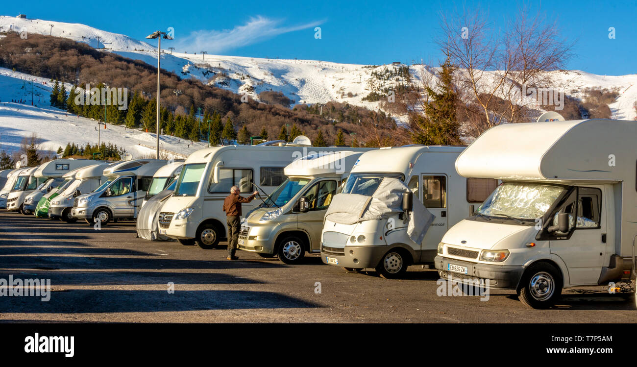 Caravans Park, Super Besse Skigebiet, regionaler Naturpark von Volcans d'Auvergne, Puy de Dome Department, Auvergne, Frankreich Stockfoto