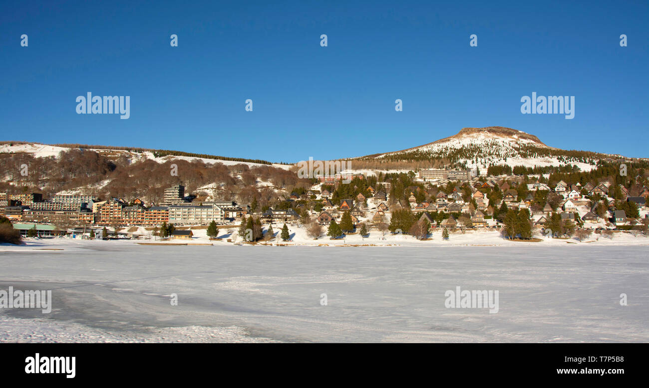 Super Besse Skigebiet und See der Herminen gefroren, Regional Naturpark der Vulkane d'Auvergne Puy de Dome, Auvergne, Frankreich Stockfoto