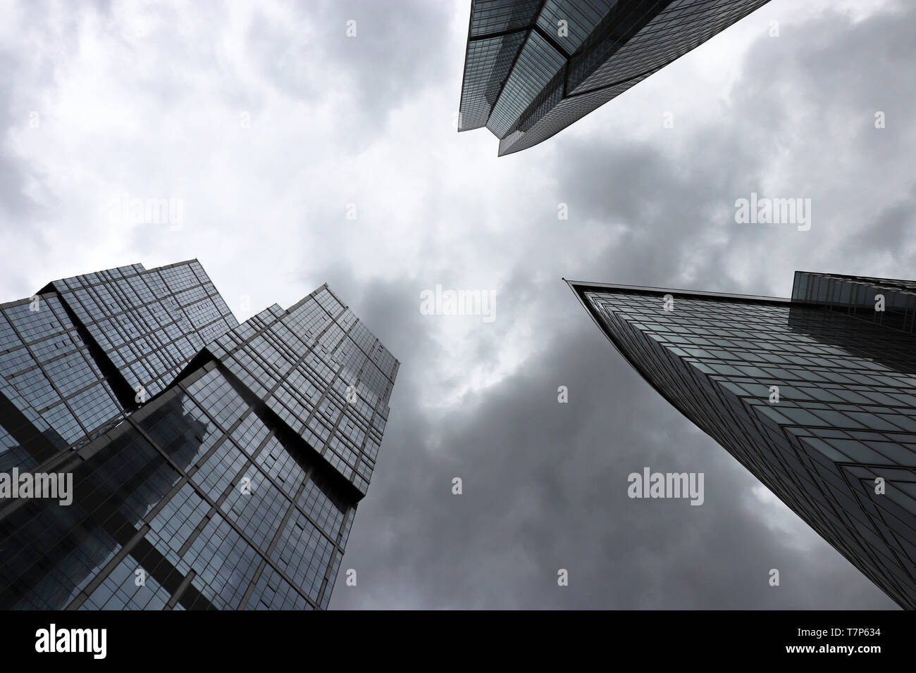 Wolkenkratzer der Stadt Moskau an stürmischen bewölkten Himmel Hintergrund, Ansicht von unten. Futuristischen Stadt mit dramatischen Himmel, moderne Architektur, Urbanisierung Konzept Stockfoto