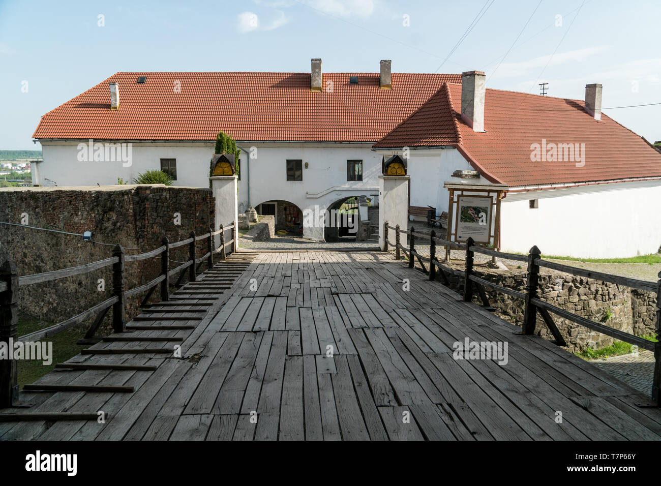 Eingang Tor zum inneren Hof der Burg Palanok in Esmoriz Stadt, Ukraine Stockfoto