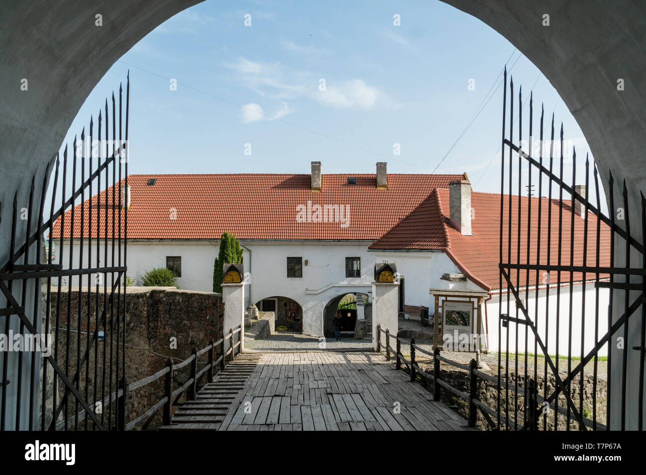 Eingang Tor zum inneren Hof der Burg Palanok in Esmoriz Stadt, Ukraine Stockfoto