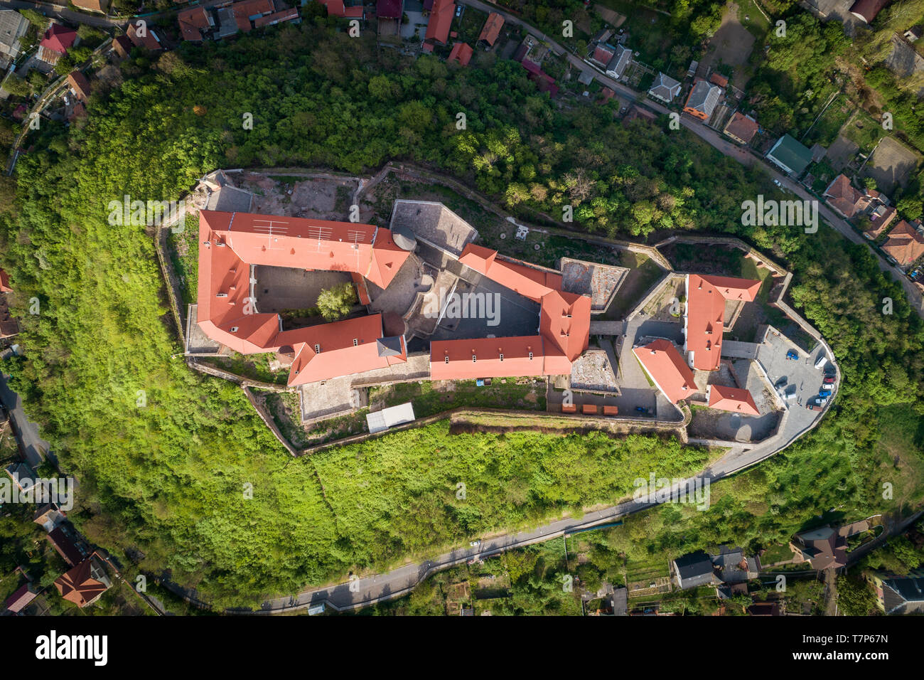 Schöne Antenne Frühling Blick auf Burg Palanok in Esmoriz Stadt, Ukraine Stockfoto