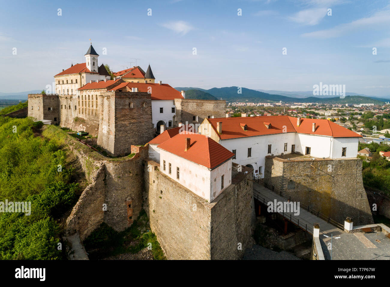 Schöne Antenne Frühling Blick auf Burg Palanok in Esmoriz Stadt, Ukraine Stockfoto