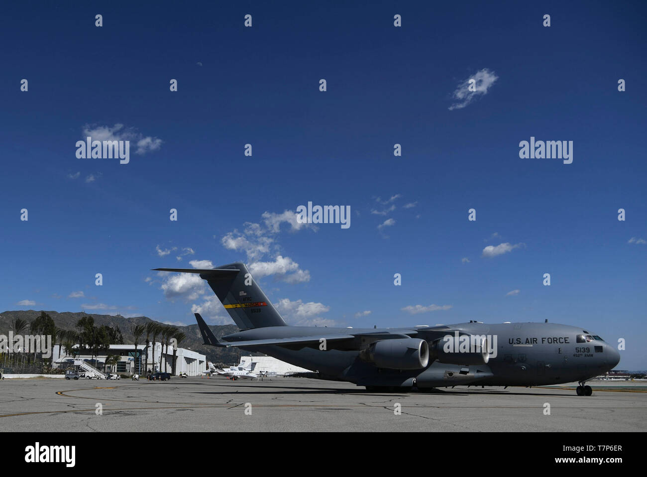 Ein US Air Force C-17 Globemaster III Teilnahme an Übung Patriot Haken 2019 sitzt am Flughafen Burbank, Kalifornien, 12. April 2019. Patriot Haken ist eine jährliche übung Simulieren einer gemeinsamen militärischen und zivilen Kraft Antwort auf eine Naturkatastrophe in eine Vorwärts-Bereitstellungsort. (U.S. Air Force Foto: Staff Sgt. Corey Haken) Stockfoto