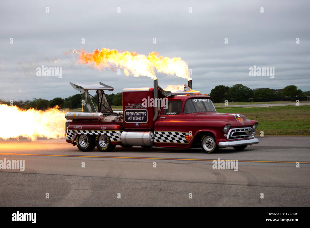 Der Rauch N'Thunder heißen Streifen II '57 Chevy führt während der keesler und Biloxi für Luft- und Raumfahrt zeigen an Keesler Air Force Base, Virginia, 5. Mai 2019. Die US Air Force Thunderbirds sind Dachverkleidung der Keesler und Biloxi Air Show kann 4-5. Donner über den Sound ist ein einzigartiges, ein-von-ein-freundliche Veranstaltung, bei der eine Basis und die umliegende Stadt gemeinsam ein Air Show geografisch voneinander getrennt. (U.S. Air Force Foto von Airman 1st Class Kimberly L. Mueller) Stockfoto