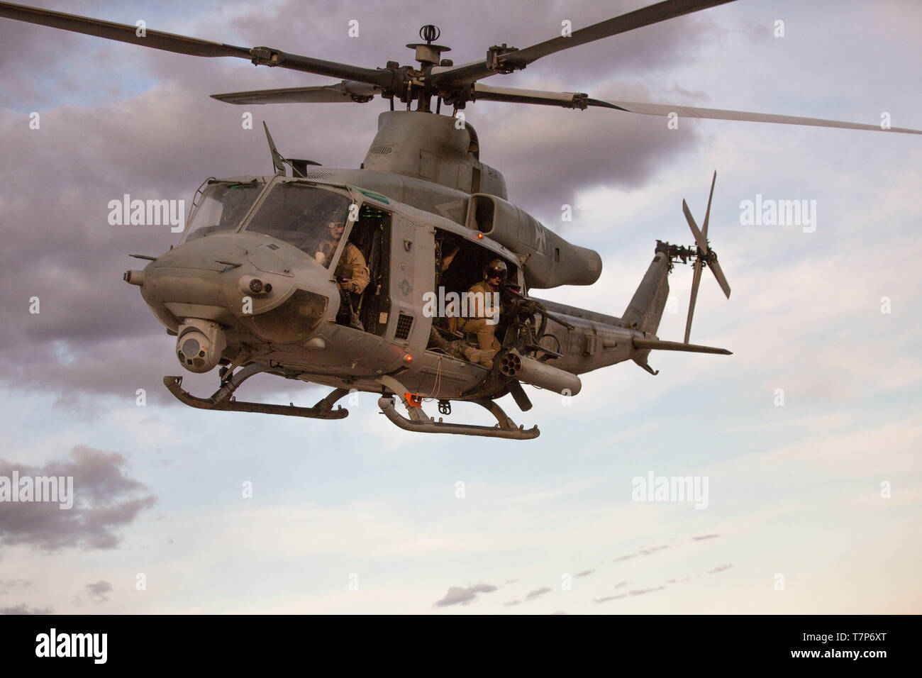 Ein U.S. Marine Corps UH-1Y Venom Flugzeuge zugeordnet Marine Aviation Waffen und Taktiken Squadron (MAWTS-1) bereitet für die Unterstützung einer UH-1Schlacht bohren während Waffen und Taktiken Kursleiter (WTI) Kurs 2-19 zu Land an Yuma Proving Ground, Pennsylvania, April 5, 2019. WTI ist ein sieben-wöchigen Schulungsveranstaltung durch MAWTS-1, die betriebliche Integration der sechs Funktionen des Marine Corps Luftfahrt, bei der Unterstützung einer Marine Air Ground Task Force betont gehostet werden. WTI bietet standardisierte Advanced Tactical Training und Zertifizierung der Ausbilder Qualifikationen Marine Aviation Training zu unterstützen und r Stockfoto