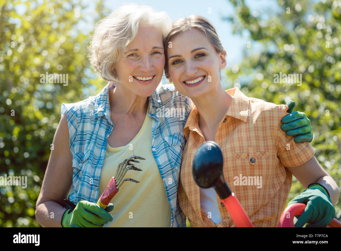 Mutter und erwachsene Tochter mit Garten arbeiten zusammen Stockfoto