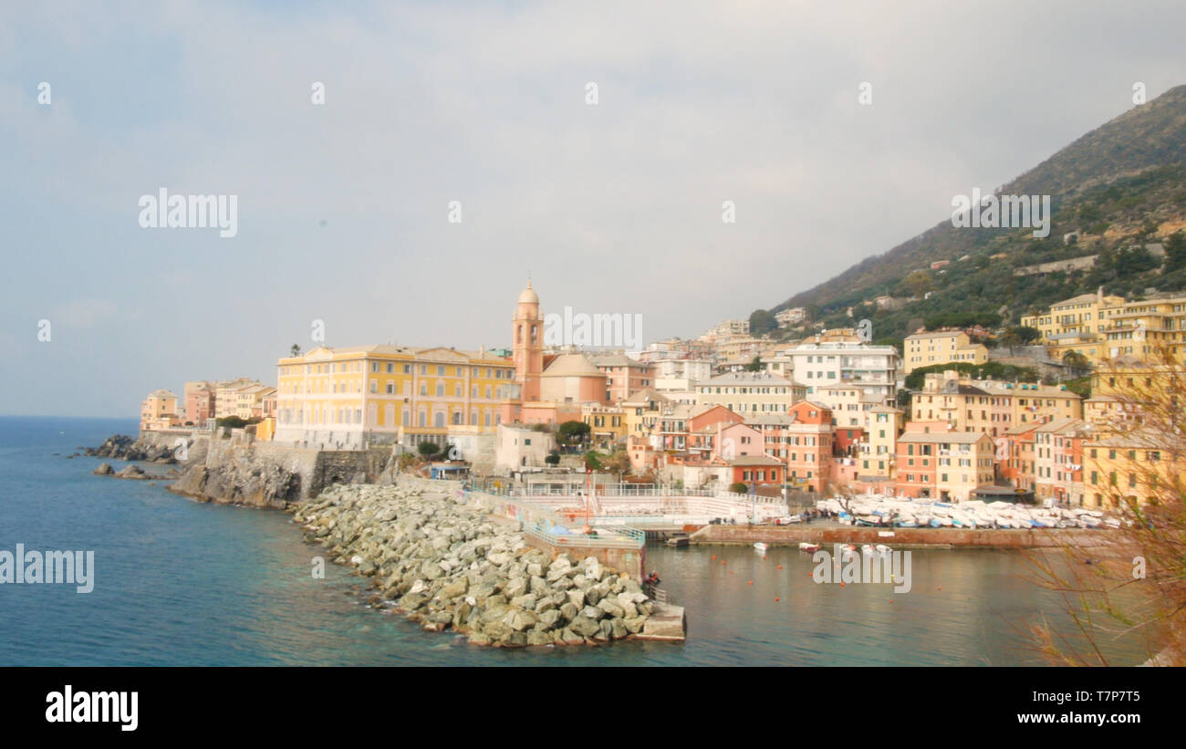 Blick auf den ruhigen Ligurische Meer, Genua Nervi, einer der schönsten Orte in Ligurien Stockfoto