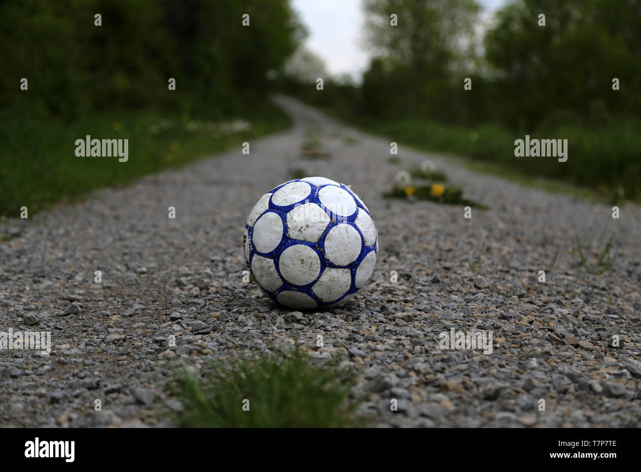 Alte Fußball-Ball liegt auf der Straße Stockfotografie - Alamy