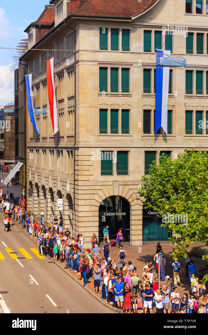Zürich, Schweiz - 1 August 2016: Menschen auf uraniastrasse Straße in der Stadt Zürich warten auf die Parade zum Schweizer Nationalfeiertag gewidmet. T Stockfoto