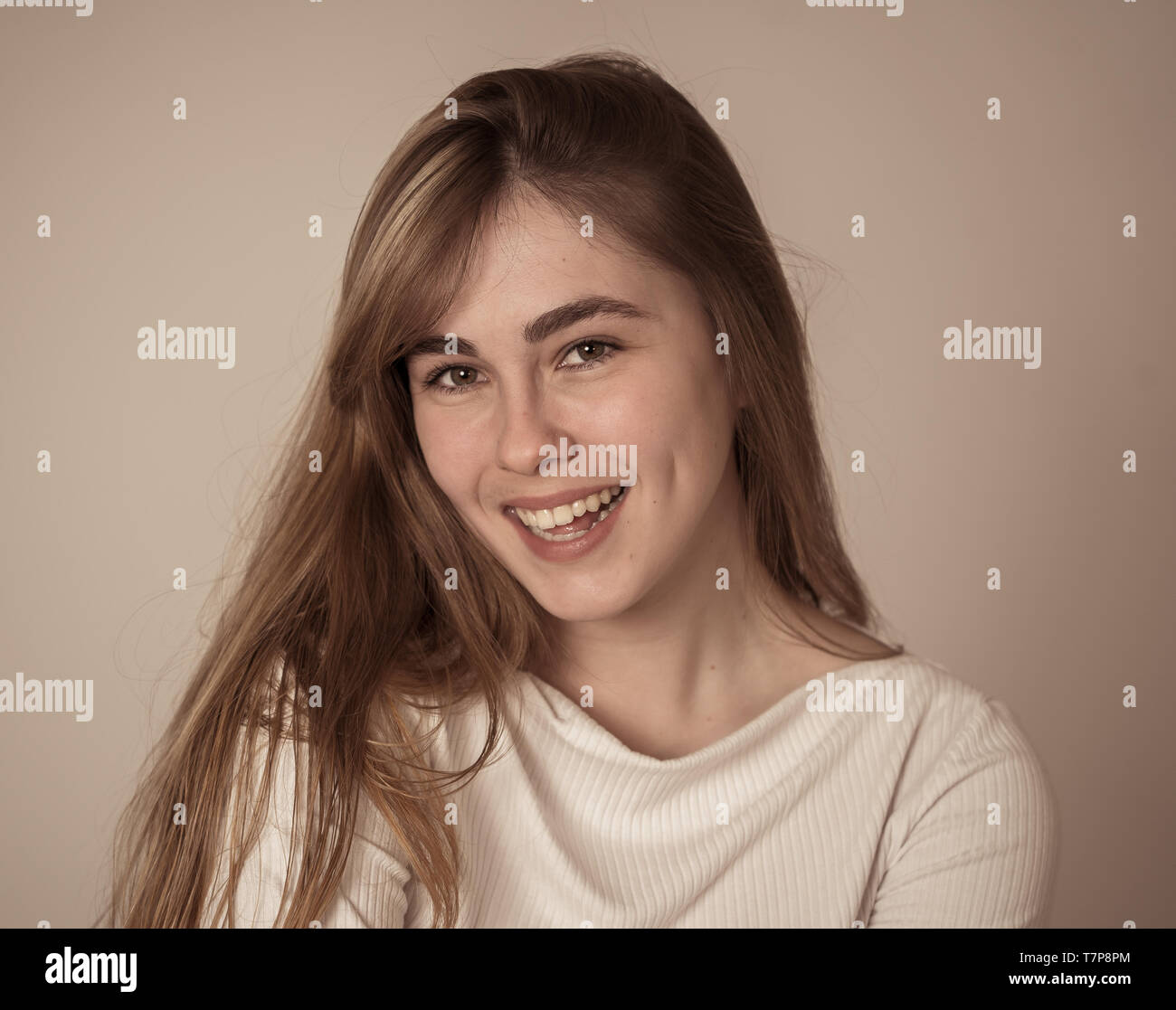 Portrait von fröhlicher junger Teenager Frau mit glücklichen Gesicht lächelnd Spaß posing und Modellierung. Studio shot mit Kopie Raum isoliert. In Menschen, Hum Stockfoto
