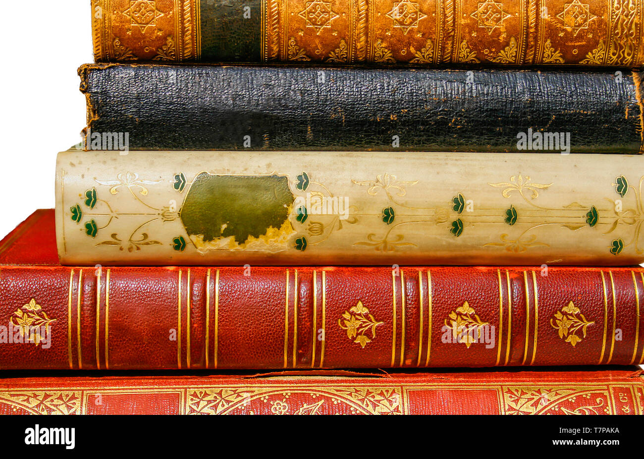 Fünf sehr alte antiquarische Bücher auf der Seite in Leder isoliert gestapelt Stockfoto