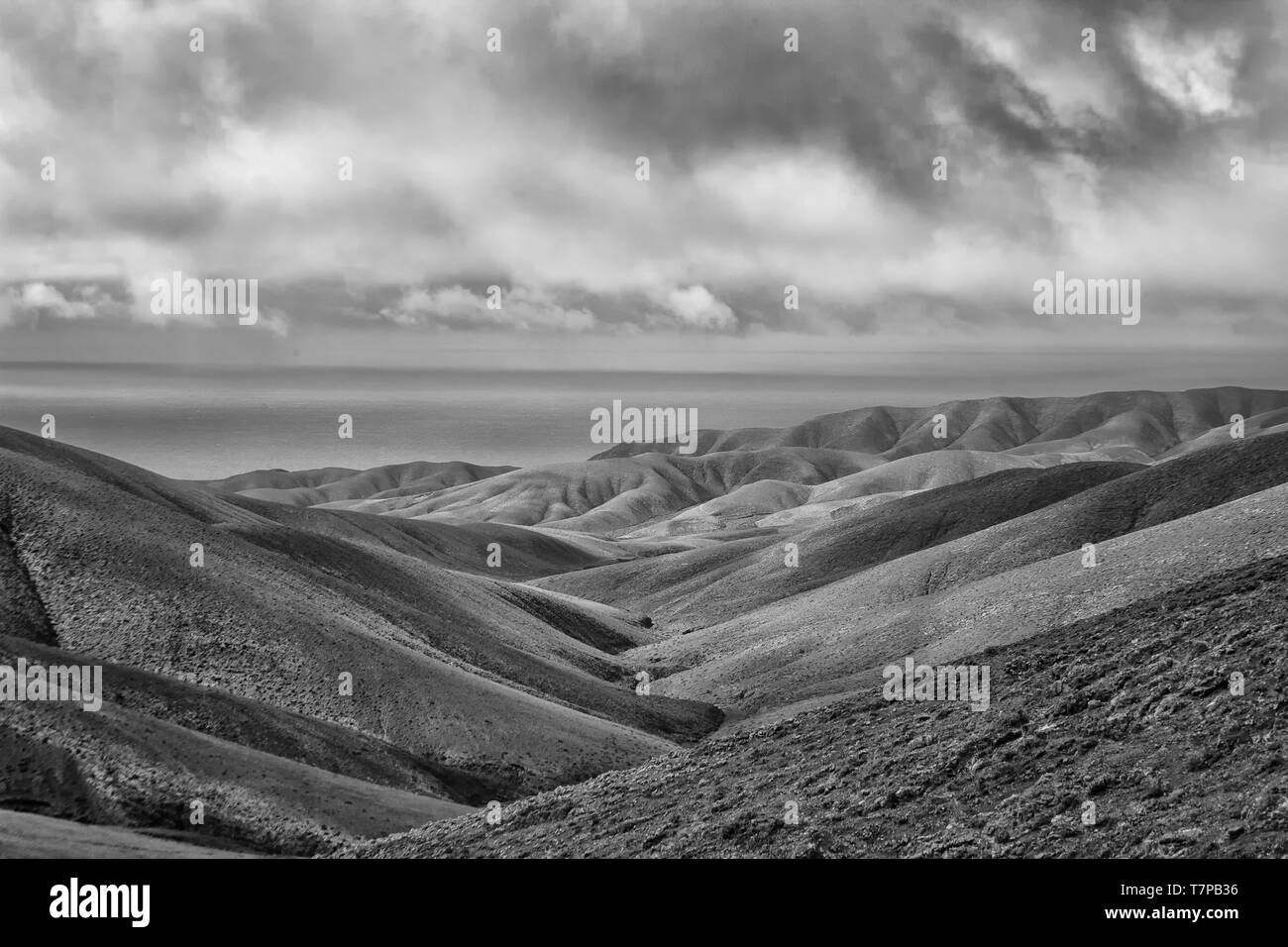 Blick auf die zerklüftete Hügel von Fuerteventura in Schwarz und Weiß Stockfoto