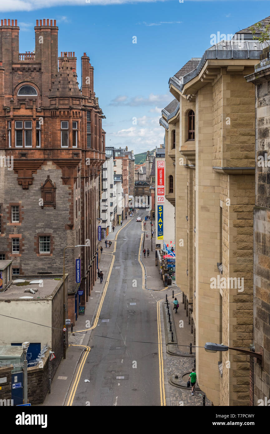 Edinburgh, Schottland, 26. Juni 2016: Luftaufnahme der Cowgate, einem beliebten Pub und Club Area. Stockfoto