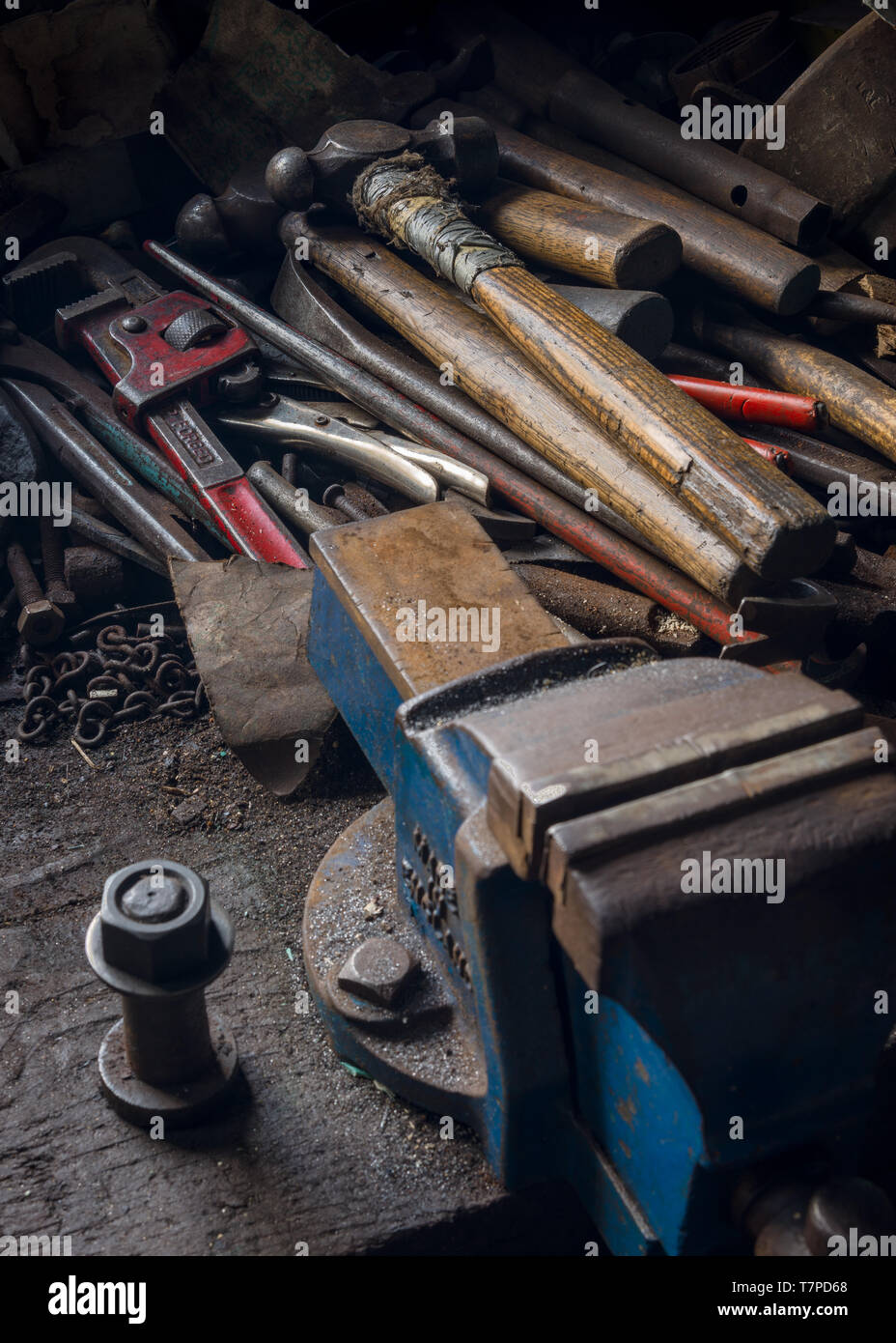 Schraubstock und ein Sortiment von alten Werkzeugen auf einer Werkbank in einem Zug Ingenieure workshop, das Bergbaumuseum, Lake District, Großbritannien Stockfoto