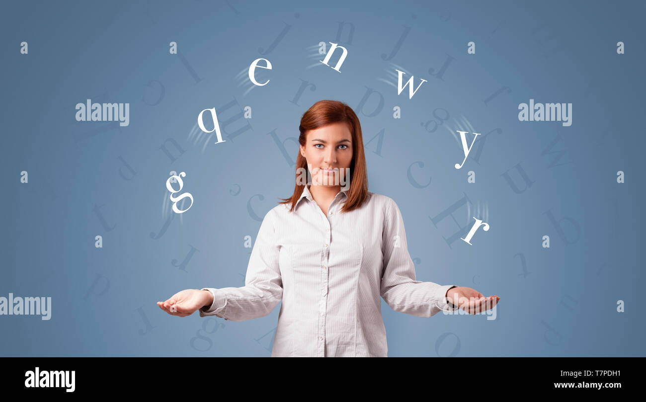 Junger student mit Buchstaben jonglieren Stockfoto