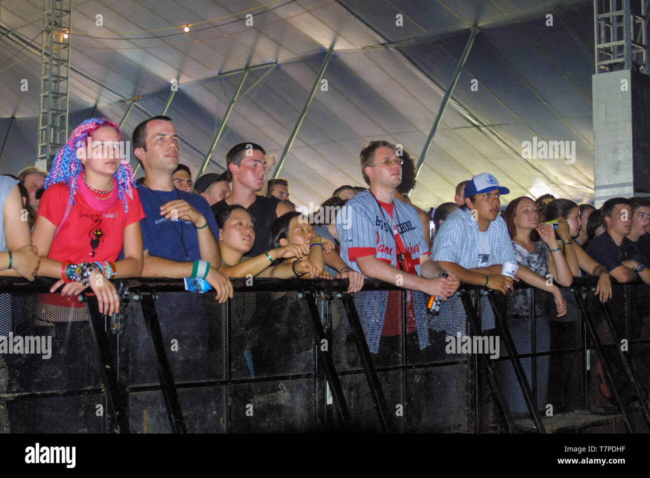 Robert Pollard mit Führungen durch die Stimmen auf der abendlichen Sitzung der Bühne des Reading Festival 2001. Stockfoto