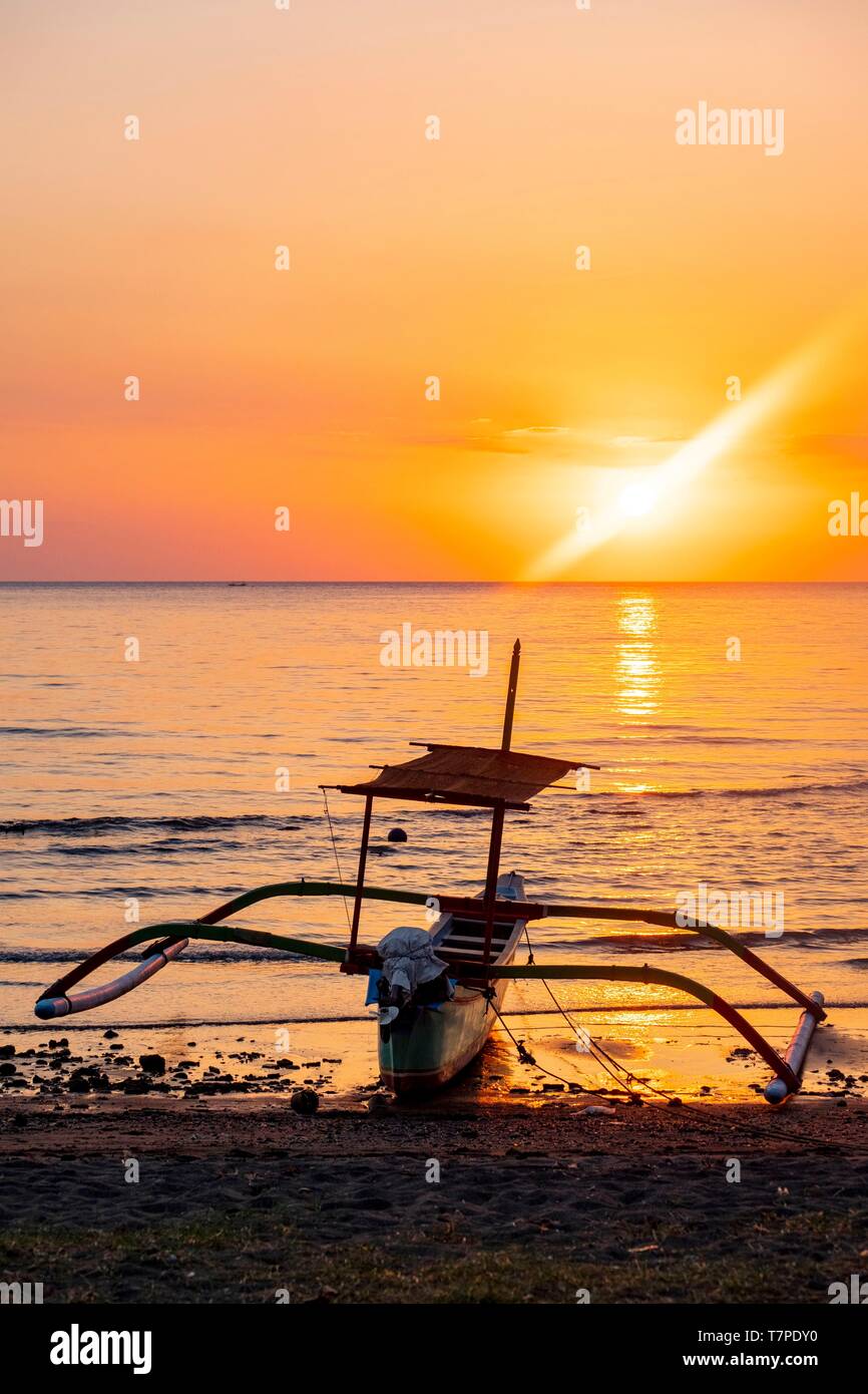 Indonesien, Bali, Norden, Kalibukbuk, Lovina Sonnenuntergang am Strand mit einer Piroge (prahu) Stockfoto