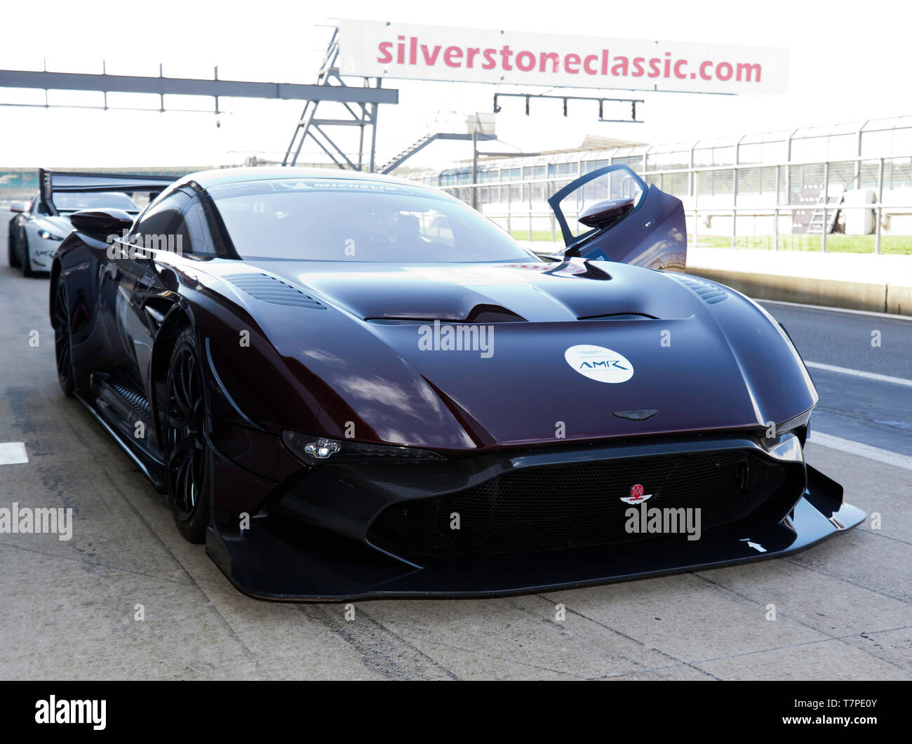 Vorderansicht eines 2018 Aston Martin AMR Vulcan Pro in der Boxengasse während des 2019 Silverstone Classic Media Day Stockfoto