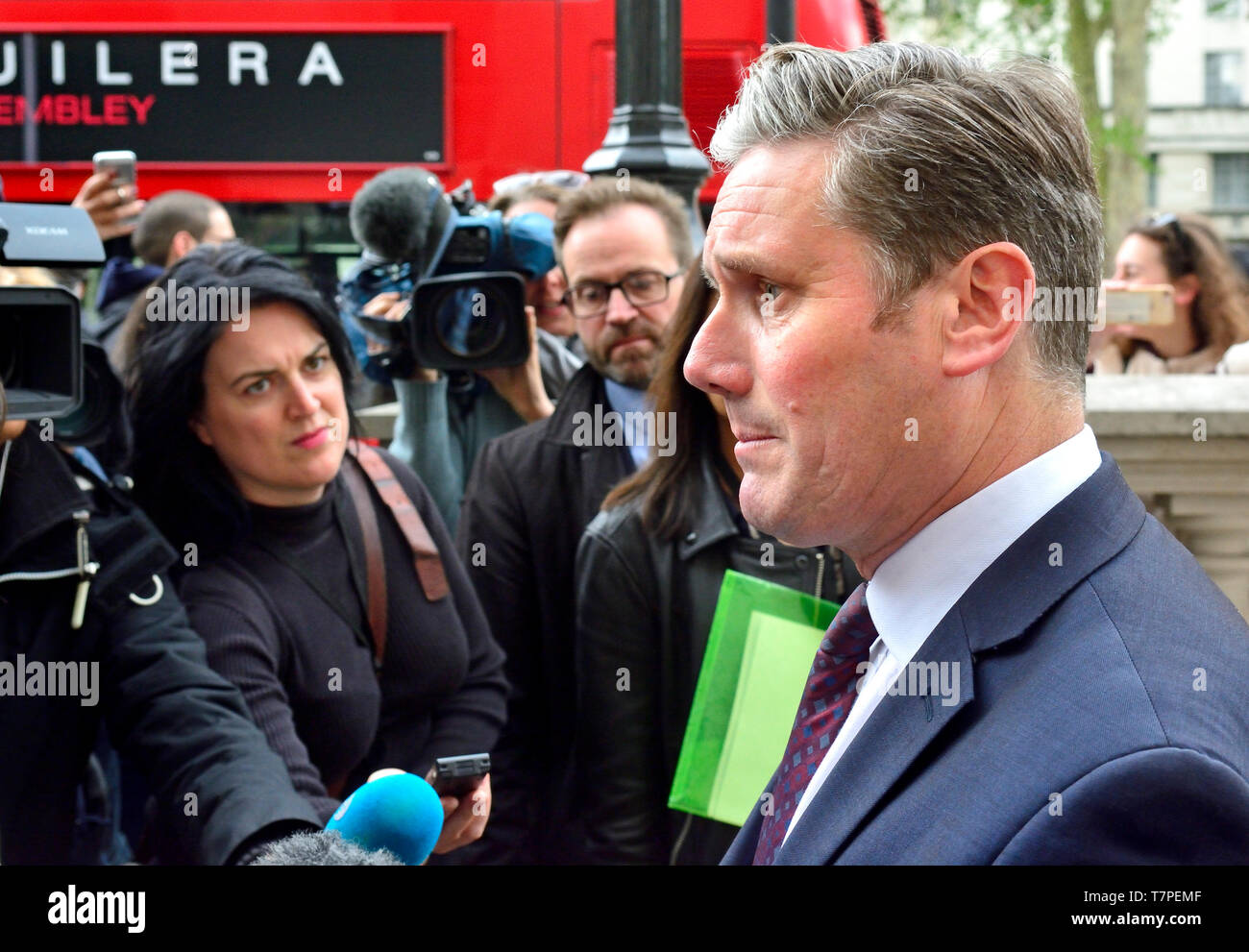 Sir Keir Stramer MP (Labor: Holborn und St. Pancras), dann Shadow Brexit Sekretär, interviewt außerhalb des Kabinettsbüros vor Gesprächen mit der Regierung Stockfoto