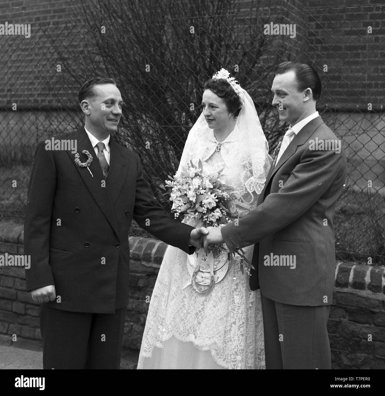 Die Hochzeit von Herrn und Frau Lloyd, 202 ein Cassland Road, London, E8c 1965. Der beste Mann gratuliert den glücklichen neu verheirateten Paar. Foto von Tony Henshaw Stockfoto