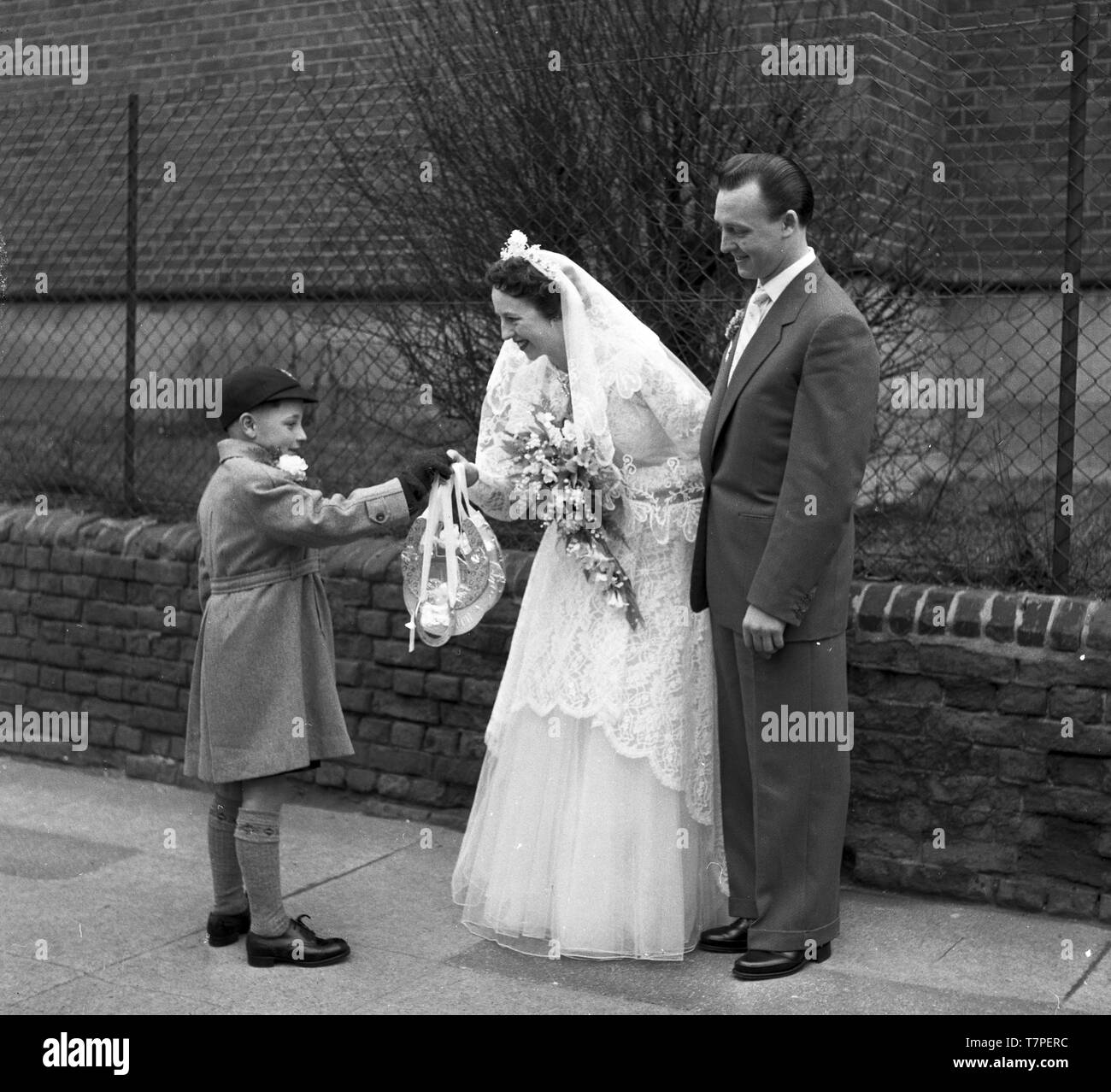 Die Hochzeit von Herrn und Frau Lloyd, 202 ein Cassland Road, London, E8c 1965. Foto von Tony Henshaw Stockfoto