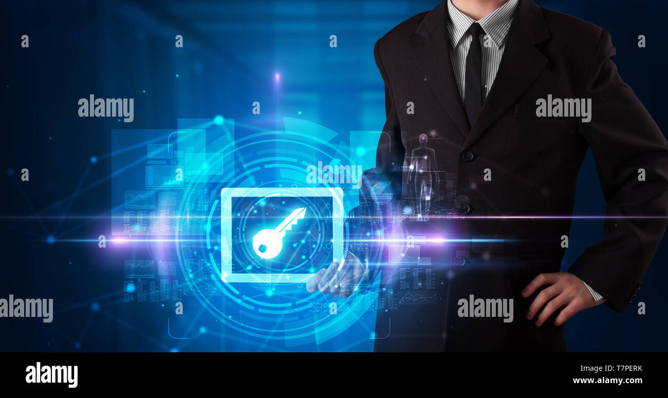 Hand, die Tablette mit Online Sicherheit und Datenschutz Konzept Stockfoto