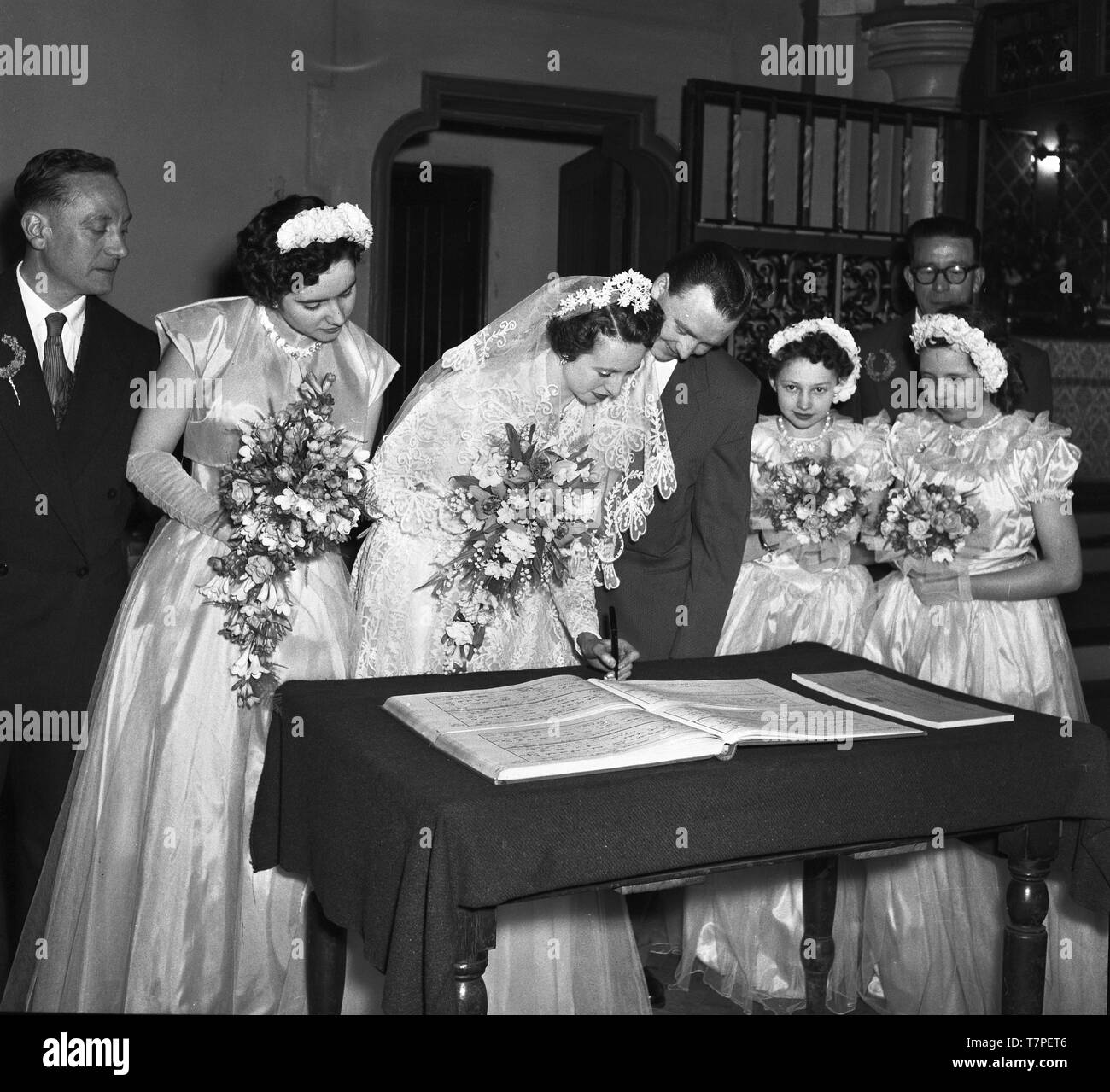 Die Hochzeit von Herrn und Frau Lloyd, 202 ein Cassland Road, London, E8c 1965. Die Unterzeichnung der registrieren. Foto von Tony Henshaw Stockfoto
