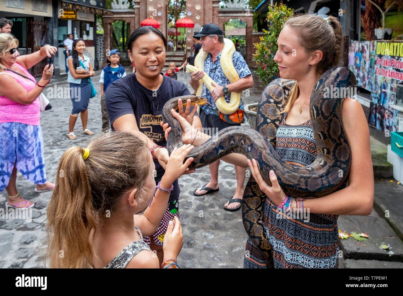 Indonesien, Bali, Foto posieren mit einer Schlange Stockfoto