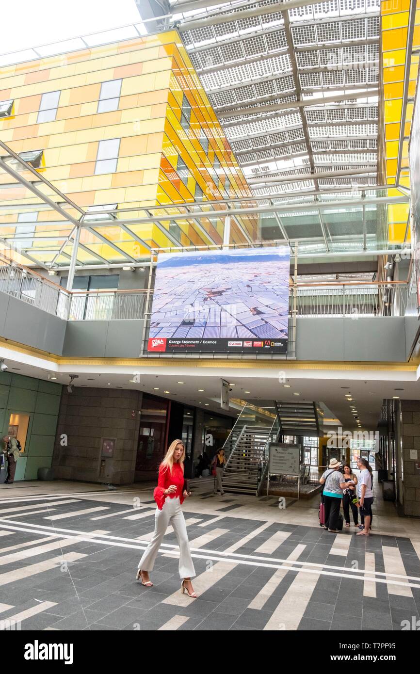 Frankreich, Pyrenees Orientales, Perpignan, SNCF-Bahnhof, VISA Fotojournalismus Festival Plakat Stockfoto