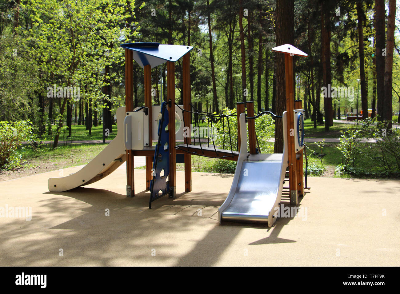 Spielplatz für Kinder im Park. Wandern mit Kindern auf dem Spielplatz. Kind schieben und Spaß für Kinder in der Natur. Stockfoto