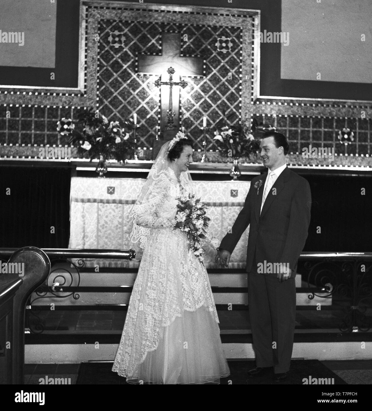 Die Hochzeit von Herrn und Frau Lloyd, 202 ein Cassland Road, London, E8c 1965. Glückliches Paar in der Kirche Foto von Tony Henshaw Stockfoto
