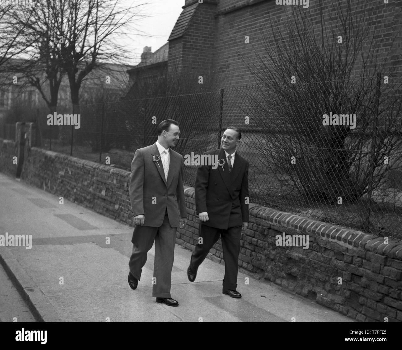 Die Hochzeit von Herrn und Frau Lloyd, 202 ein Cassland Road, London, E8c 1965. Der Bräutigam und der Trauzeuge zu Fuß in die Kirche. Foto von Tony Henshaw Stockfoto