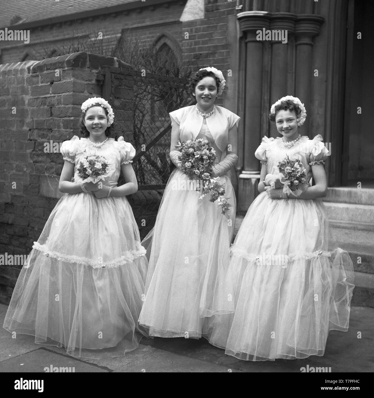 Die Hochzeit von Herrn und Frau Lloyd, 202 ein Cassland Straße, Hackney, London, E8c 1965. Mädchen der Ehre mit brautjungfern Foto von Tony Henshaw Stockfoto