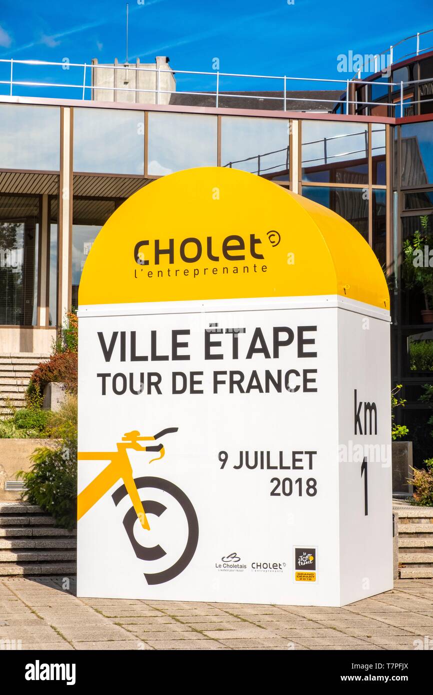 Tour De France 2018 Etappe 8 Das Peloton Durch Marseille De Beauvaisis Frankreich Etwa 60 Kilometer Vor Dem Ziel In Amiens Stockfotografie Alamy