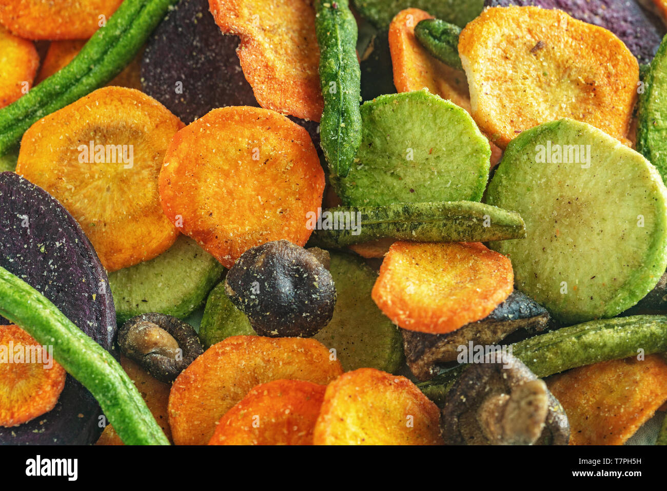 Hintergrund von getrocknetem Gemüse Chips von Karotten, Rüben, Pastinake,  grünen Bohnen, Pilze und andere Gemüse. Gesunde Snack, biologische  Ernährung und vegan fo Stockfotografie - Alamy