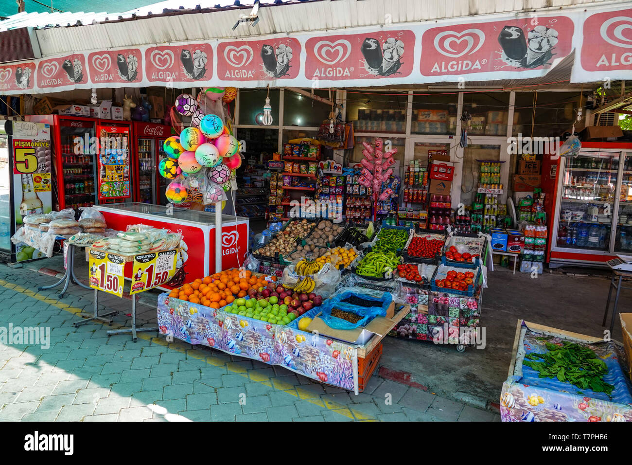 Bunte shopfront mit Obst und Gemüse, schattig und Straßen von Pamukkale, Türkei Stockfoto