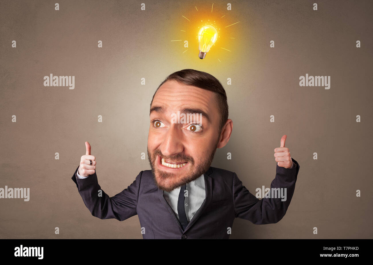 Lustige Person mit großen Kopf mit neuen Idee, Konzept und Beleuchtung  Lampe Stockfotografie - Alamy