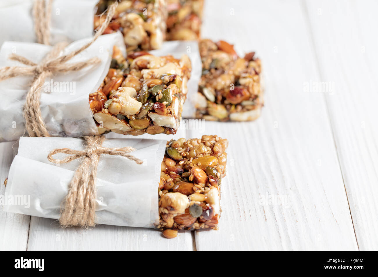 Hausgemachte Superfood Frühstück bars mit gerösteten Nüssen, Mandeln, Cashewnuss, Kürbiskerne, Sesam, Honig auf weißem Hintergrund-Bild Stockfoto