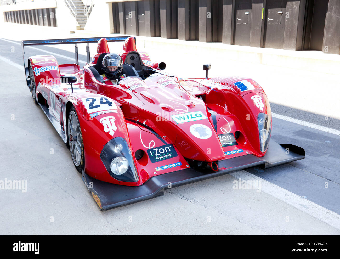 Mike Furness fährt sein 2007, Courage LC75, die internationalen Pit Lane, während der 2019 Silverstone Classic Media Day/Test Tag Stockfoto