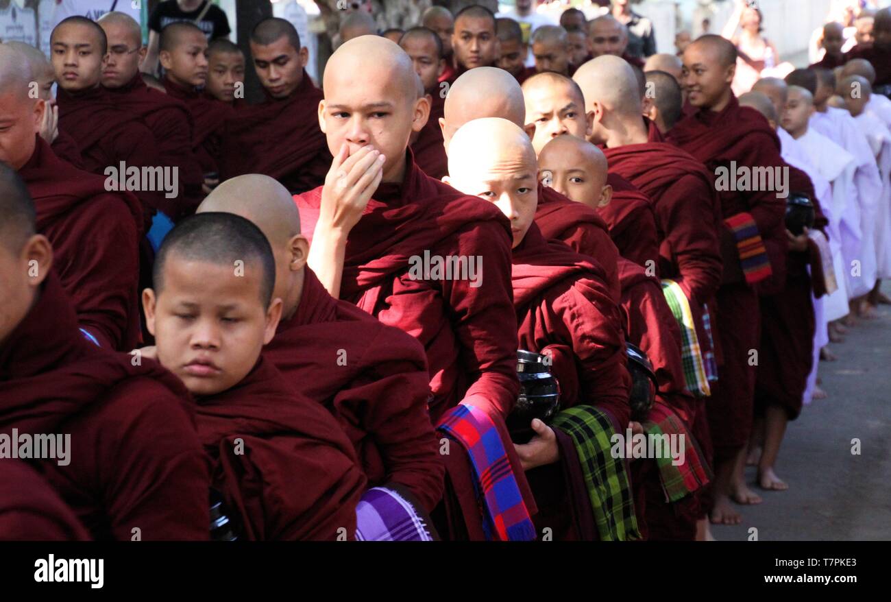 MANDALAY, MYANMAR - Dezember 18. 2015: Prozession buddhistischer Mönche im Kloster Mahagandayon am frühen Morgen Stockfoto