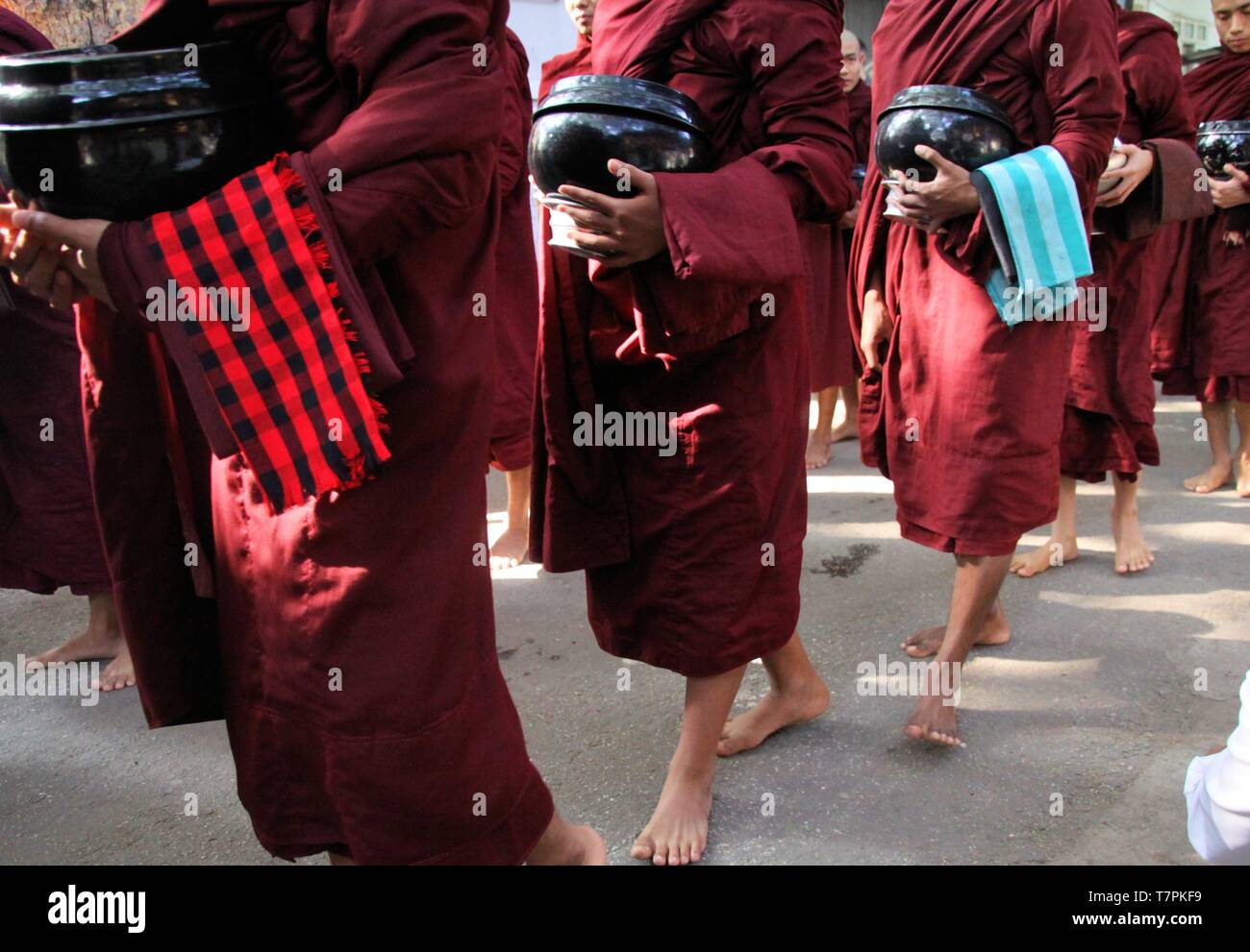 MANDALAY, MYANMAR - Dezember 18. 2015: Prozession buddhistischer Mönche im Kloster Mahagandayon am frühen Morgen Stockfoto