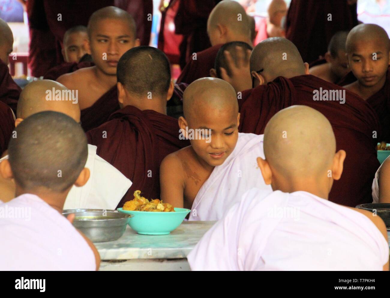 MANDALAY, MYANMAR - Dezember 18. 2015: Buddhistische Mönche in Frühstück in Kloster Mahagandayon Stockfoto